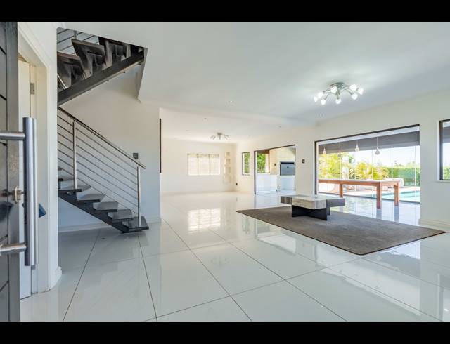 4 BEDROOM HOUSE FOR SALE IN HILLCREST CENTRAL